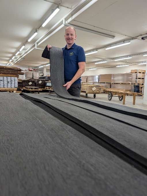 Image 3: Fabian Sager from Roser AG presents the finished veneer with its unusual colour. Photo: Roser AG